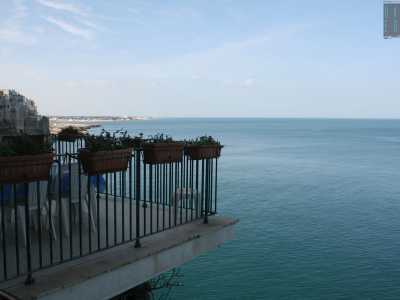 Usciamo. Da qui si apre uno stretto corridoio da cui � visibile un balcone a picco sul mare